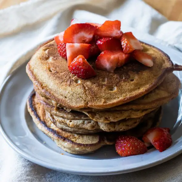 vegan spelt flour pancakes on www.thedanareneeway.com