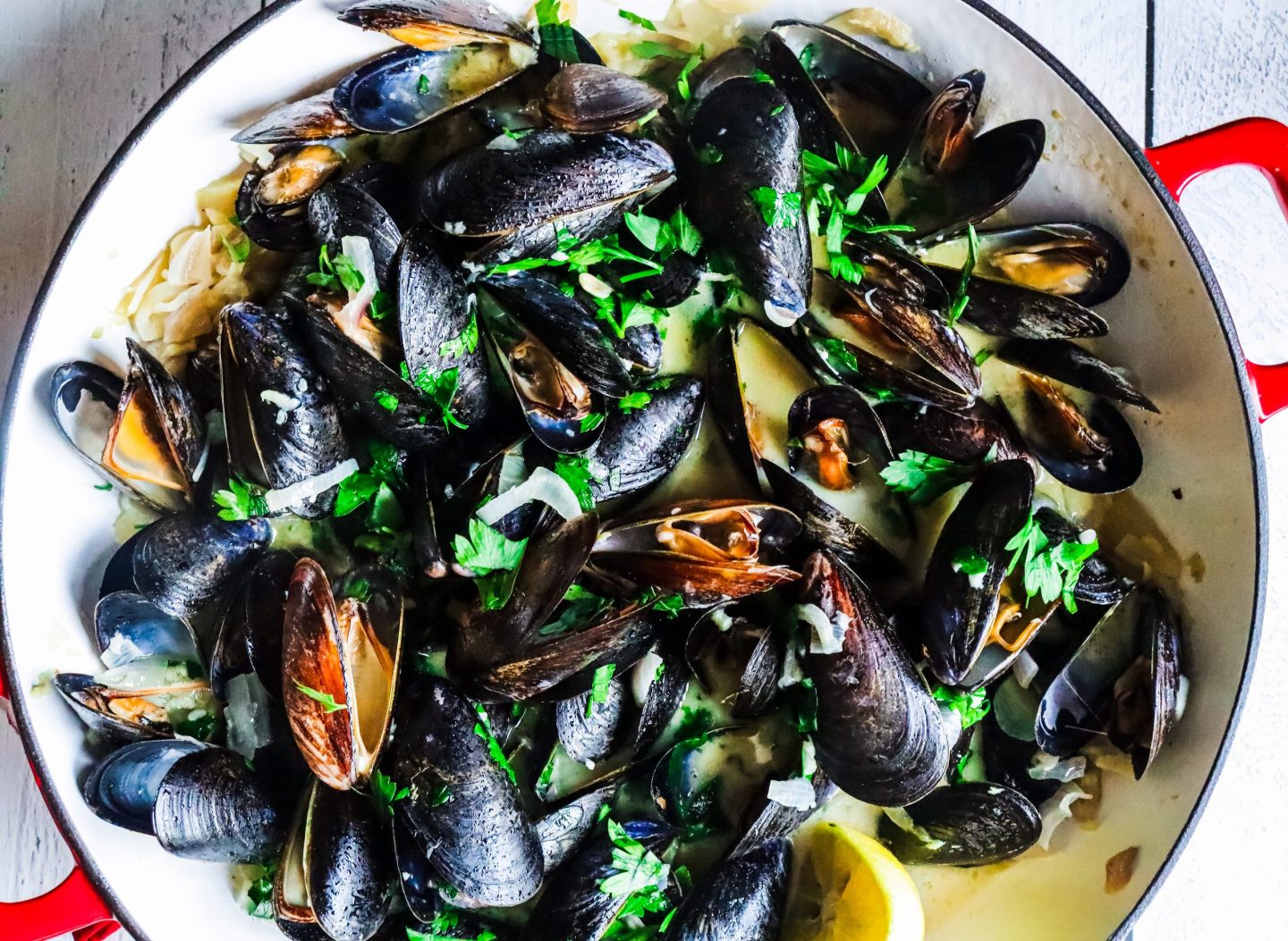 steamed mussels in a creamy garlic and white wine sauce on www.thedanareneeway.com