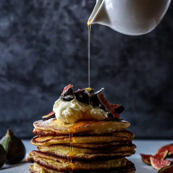 fluffly lemon yogurt pancakes whith whipped mascarpone cream and fresh figs on www.thedanareneeway.com